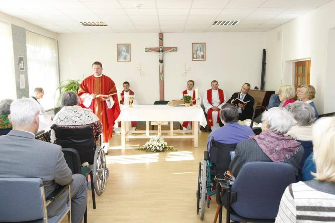 Šilumos ir supratimo senoliai ieško uostamiesčio globos namuose