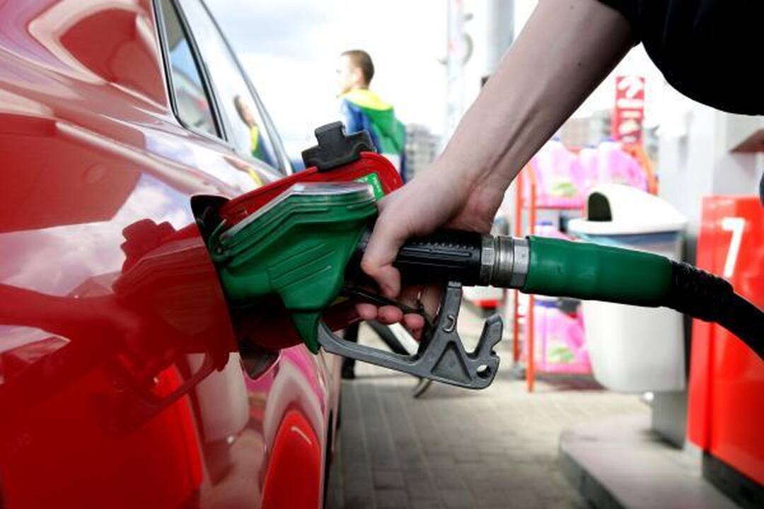 Į automobilio baką - kuro už 1 litą