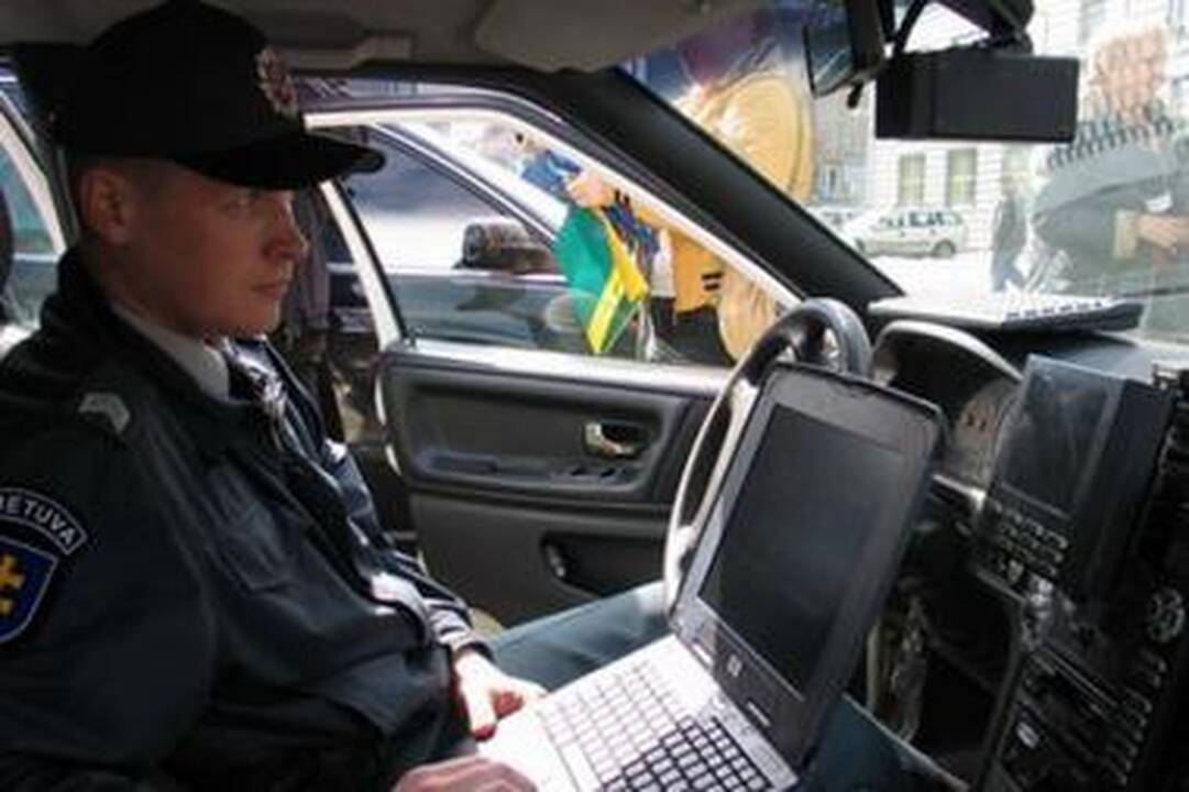 Sumokėti baudas bus galima ir policijos automobilyje, ir komisariate (papildyta)