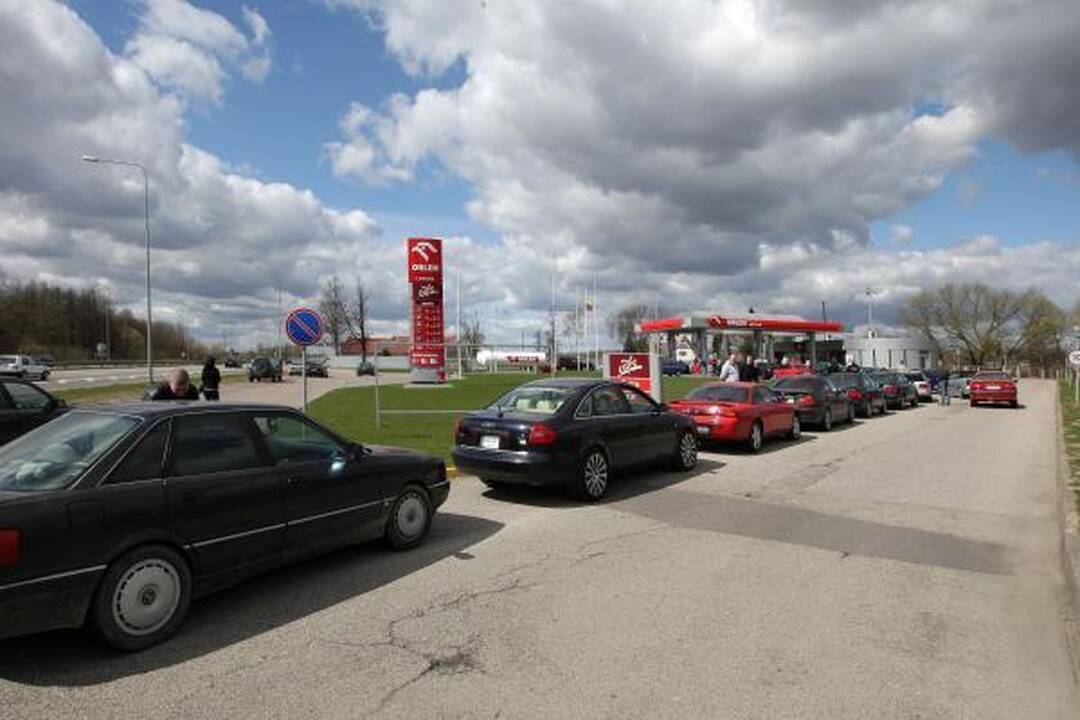Į automobilio baką - kuro už 1 litą
