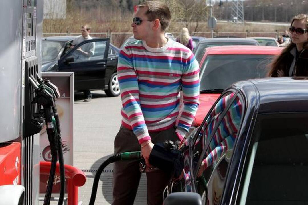 Į automobilio baką - kuro už 1 litą