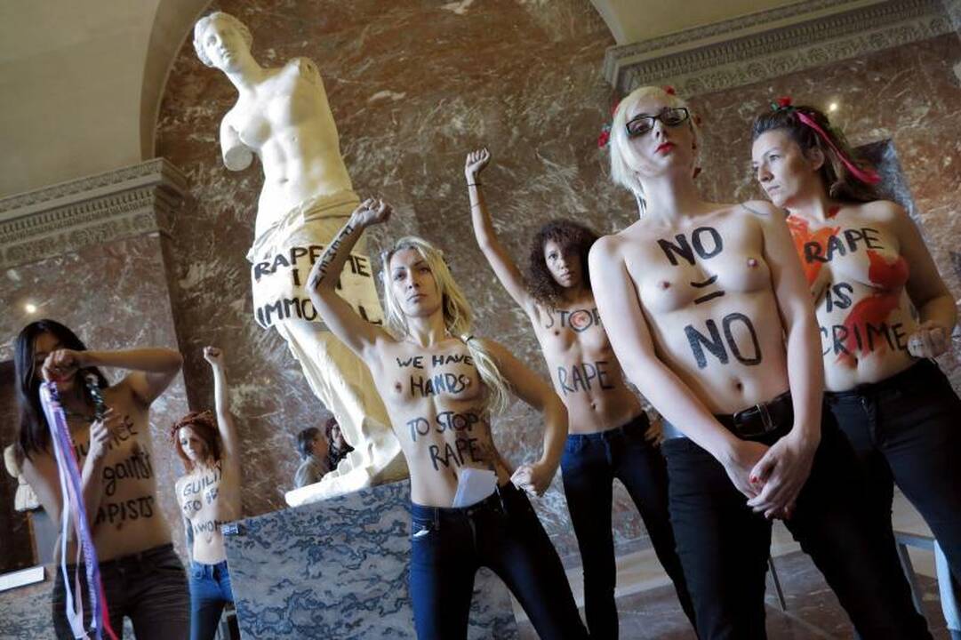 „Femen“ aktyvistės Luvre prie Milo Veneros protestavo prieš išžaginimą