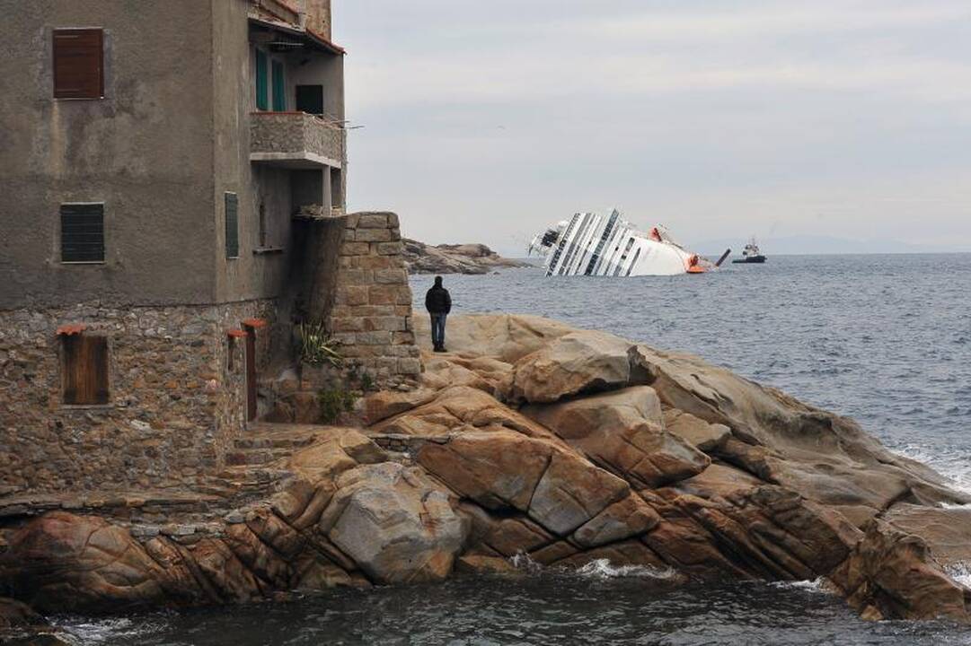 „Costa Concordia“ kapitonas pripažino pasukęs per vėlai