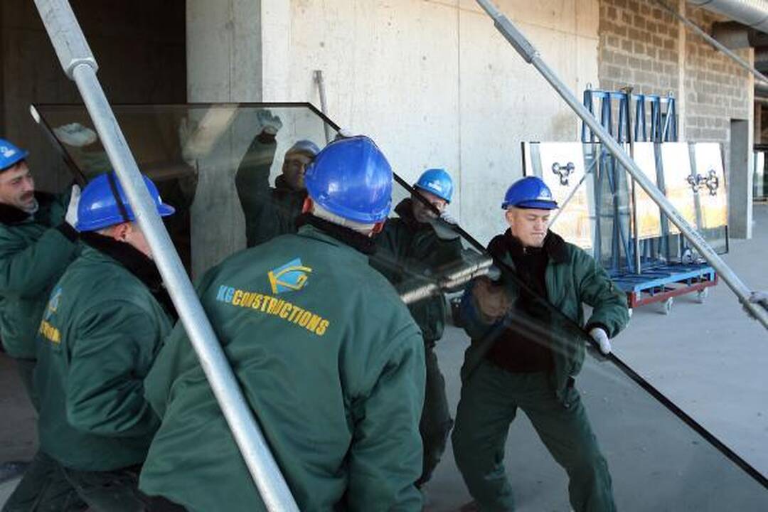 Užsiliepsnojusiame kelte buvo plukdomi Žalgirio arenos langai (papildyta)