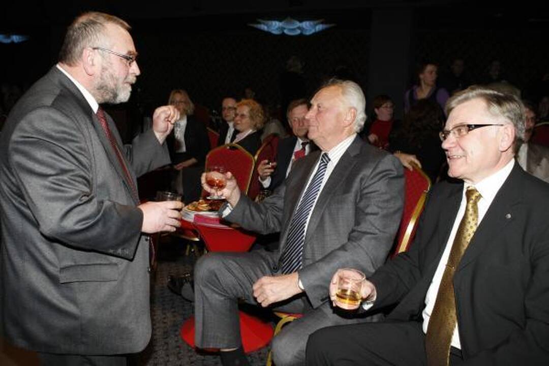 Politikai paskutinį Klaipėdos miesto tarybos posėdį baigė puota 