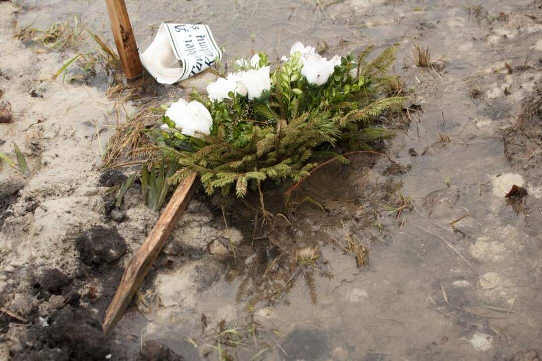 Kauniečiai priversti artimuosius laidoti pelkėje
