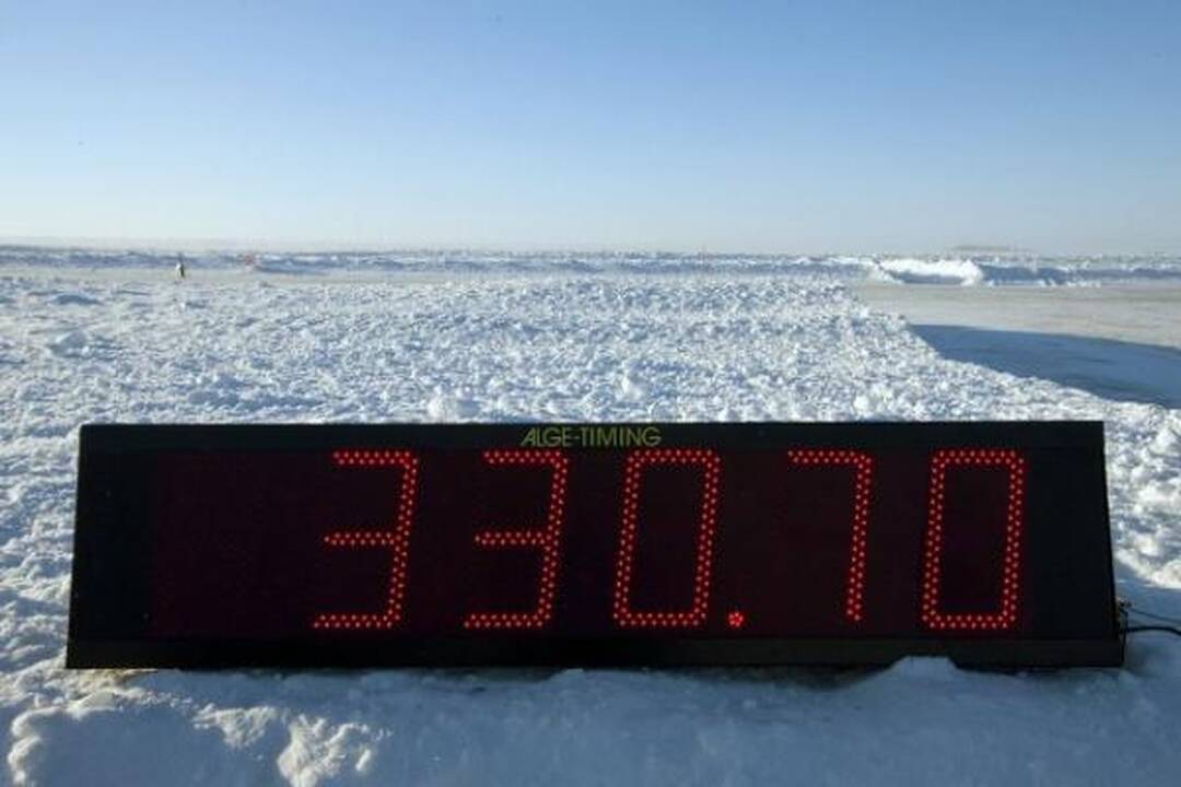 Pasiektas naujas greičio ant ledo rekordas - 330,7 km/val.