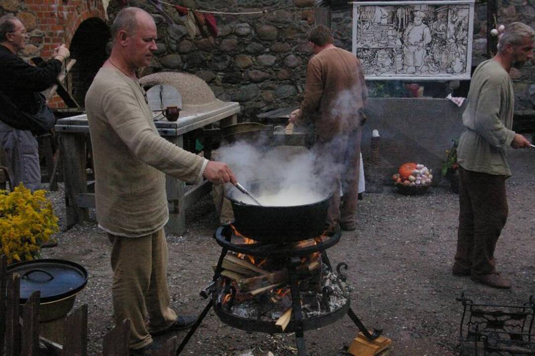 Lietingą savaitgalį Trakų pilis gyveno Viduramžių ritmu