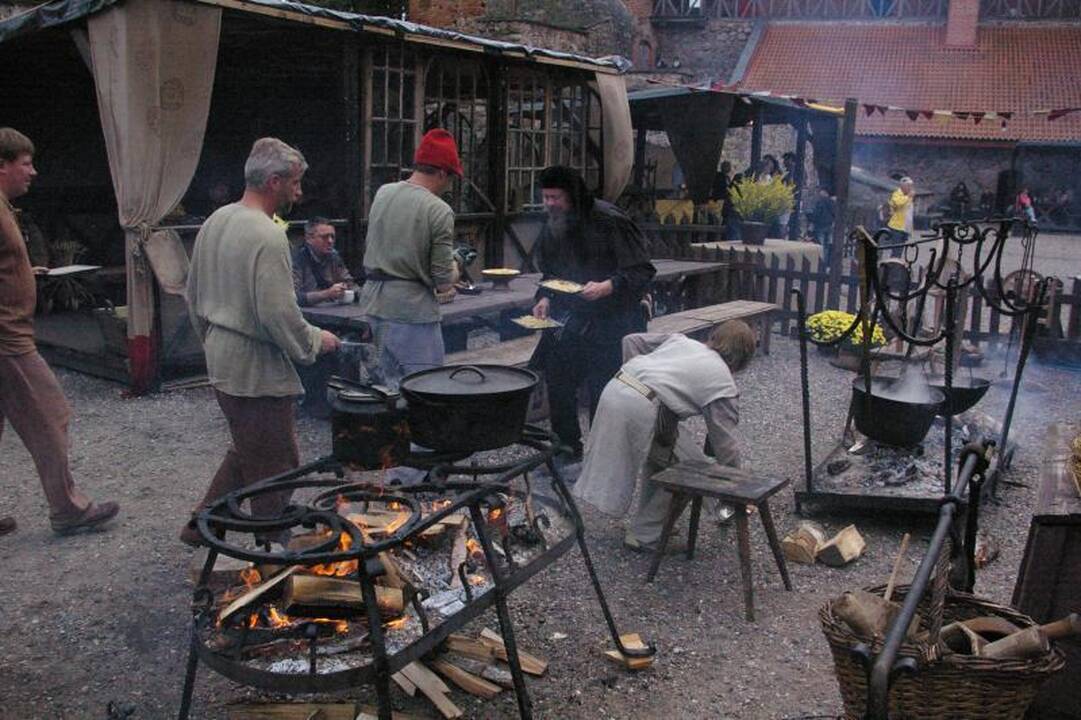 Lietingą savaitgalį Trakų pilis gyveno Viduramžių ritmu