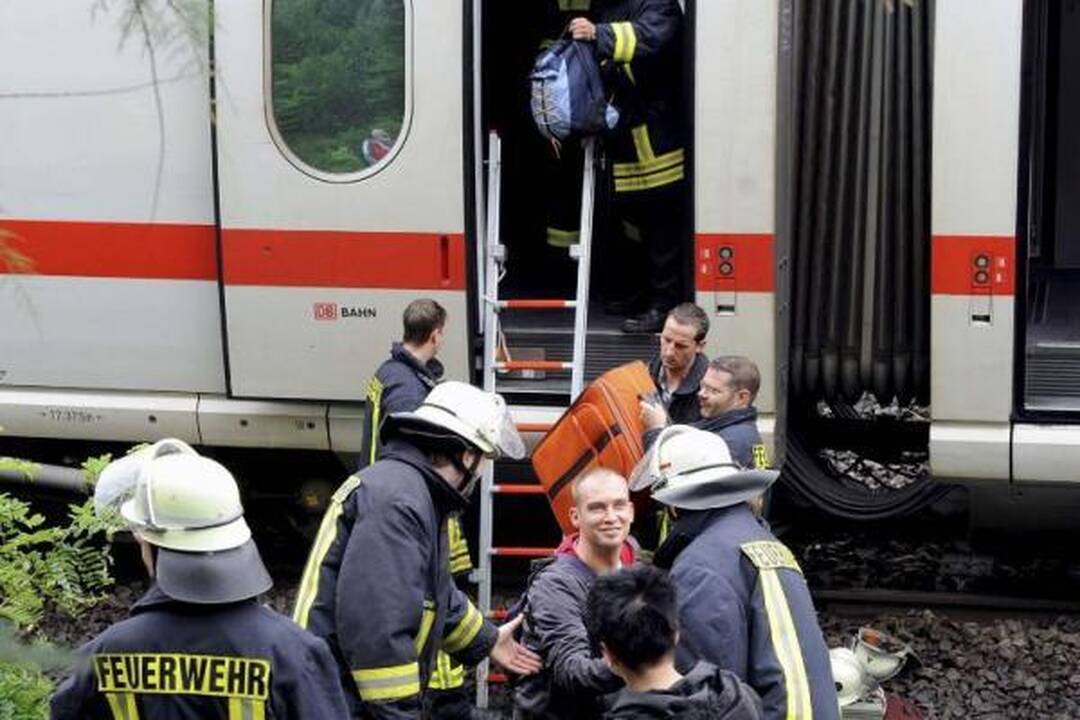 Anglijoje per traukinio avariją sužeisti 18 žmonių, dviejų būklė kritinė