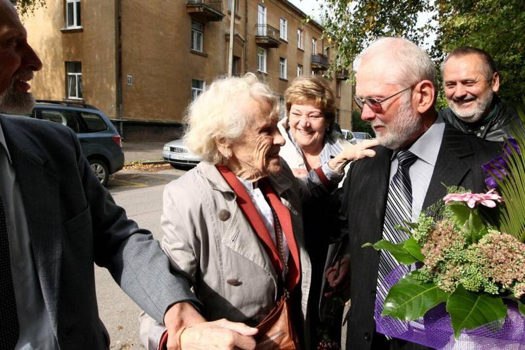 100-metė mokytoja nepamiršta prieš 50 metų mokyklą baigusių mokinių