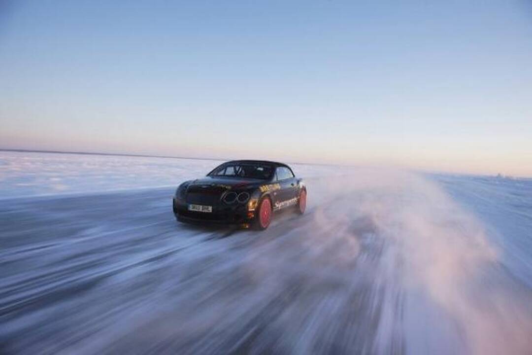 Pasiektas naujas greičio ant ledo rekordas - 330,7 km/val.