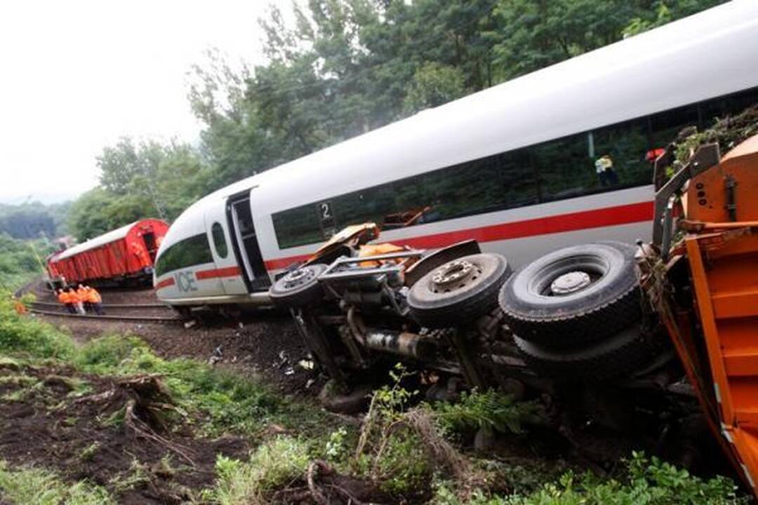 Anglijoje per traukinio avariją sužeisti 18 žmonių, dviejų būklė kritinė