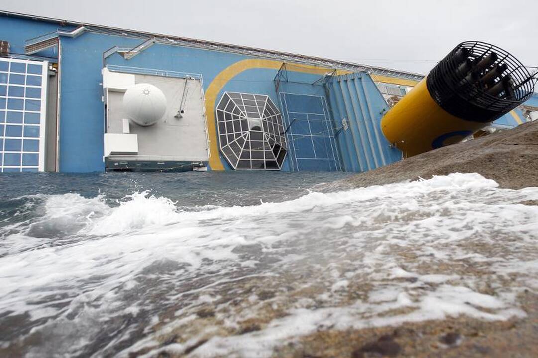 „Costa Concordia“ kapitonas pripažino pasukęs per vėlai