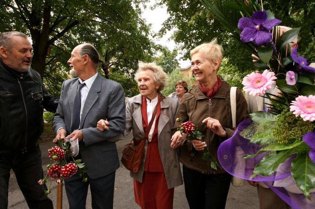 100-metė mokytoja nepamiršta prieš 50 metų mokyklą baigusių mokinių
