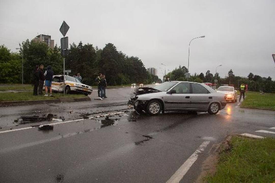 Vilniuje per avariją sunkiai nukentėjo taksi keleivė