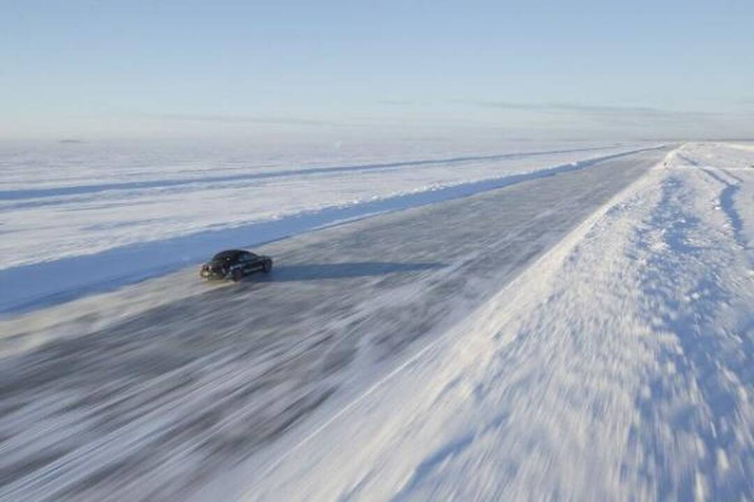Pasiektas naujas greičio ant ledo rekordas - 330,7 km/val.
