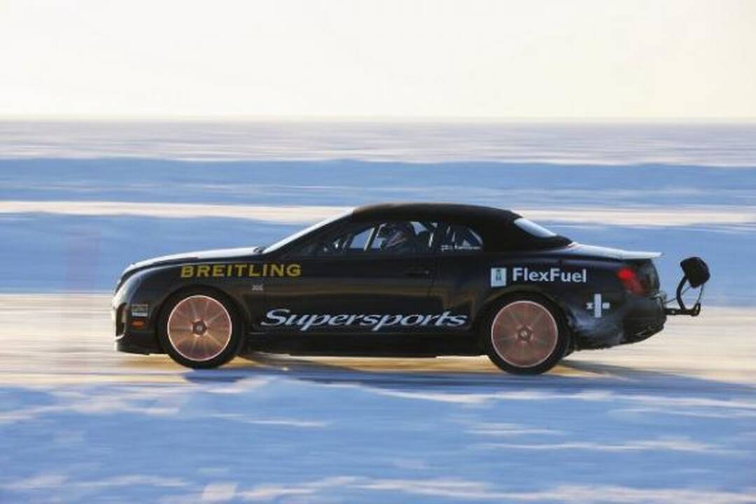 Pasiektas naujas greičio ant ledo rekordas - 330,7 km/val.