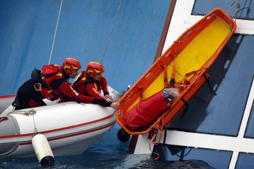 „Costa Concordia“ kapitonas pripažino pasukęs per vėlai