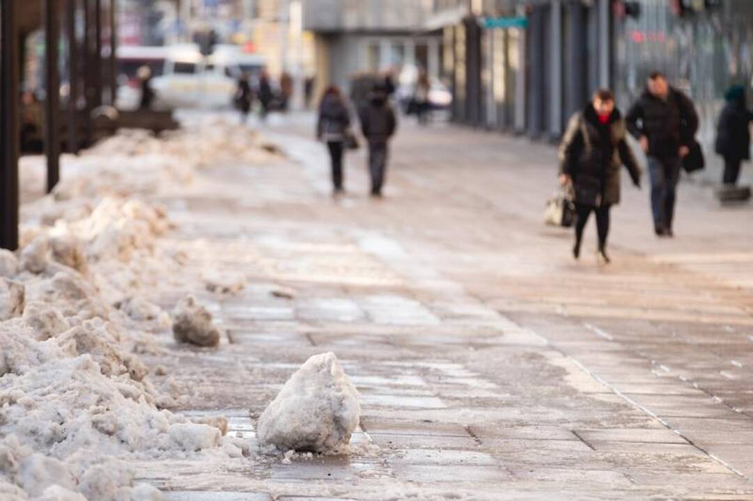 Purvini sniego kalnai Laisvės alėjoje valdininkams akių nebado