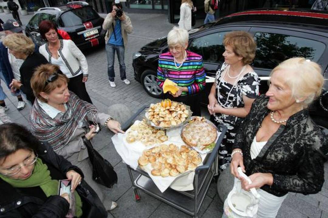 "Lietuvos perlų" damos pyragus mainė į aukas labdarai (papildyta)