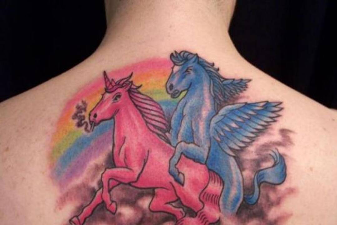Kvailiausios pasaulio tatuiruotės sudėtos į vieną knygą