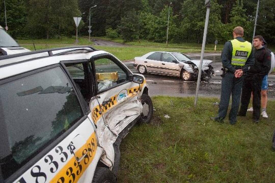 Vilniuje per avariją sunkiai nukentėjo taksi keleivė