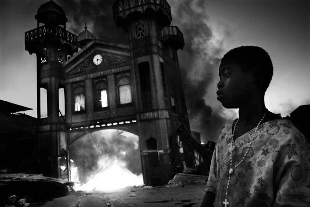 "World Press Photo" konkursą laimėjo nuo vyro smurto nukentėjusią afganę vaizduojanti nuotrauka