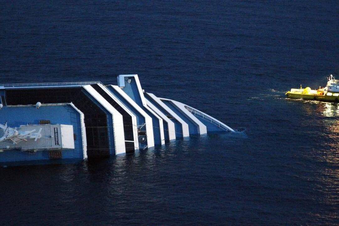 „Costa Concordia“ kapitonas pripažino pasukęs per vėlai