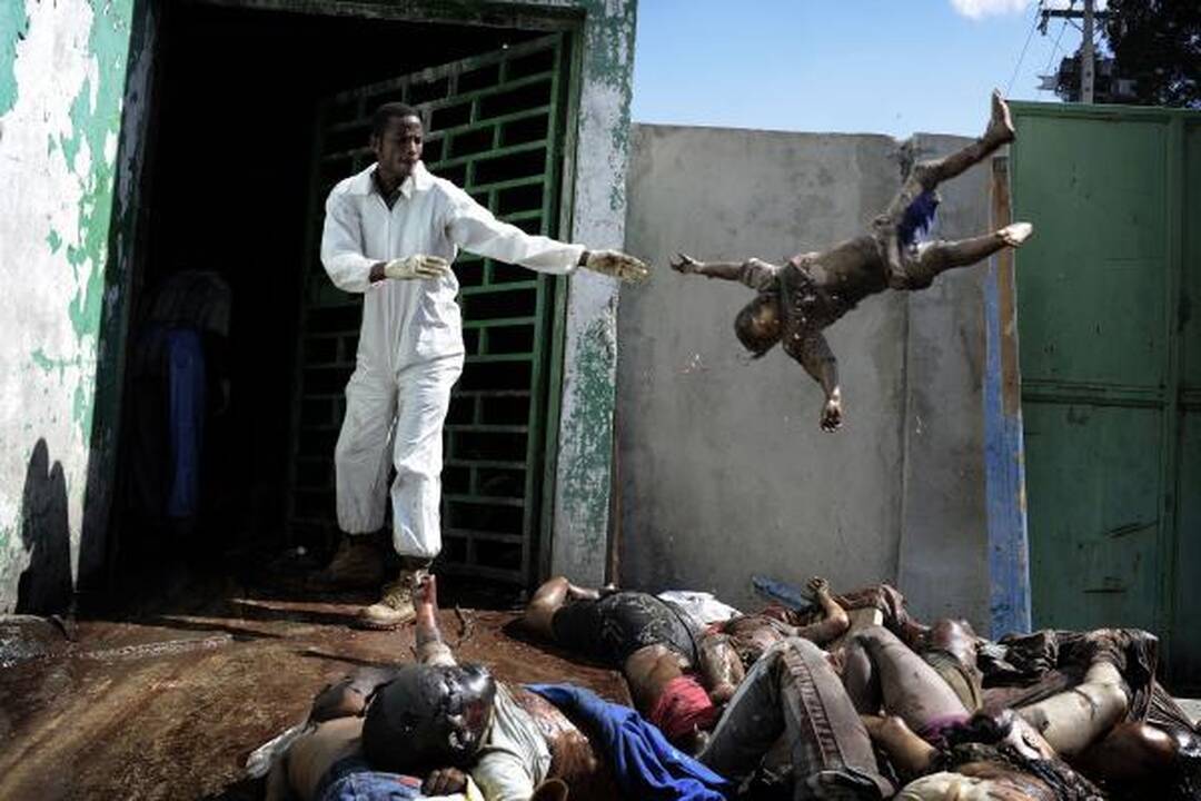 "World Press Photo" konkursą laimėjo nuo vyro smurto nukentėjusią afganę vaizduojanti nuotrauka