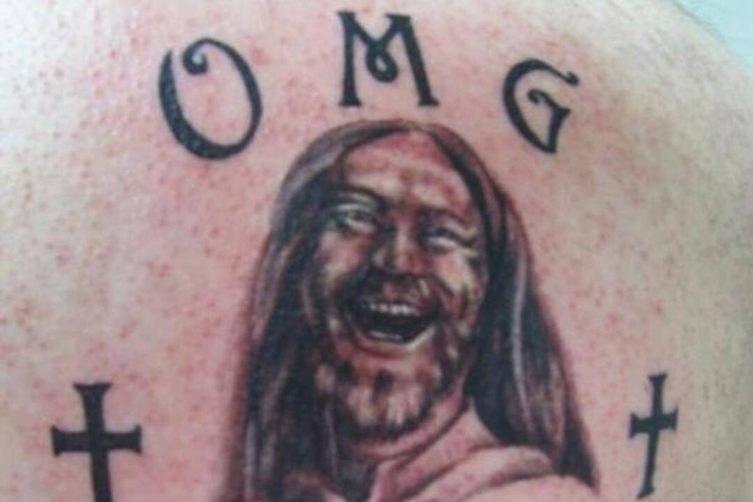 Kvailiausios pasaulio tatuiruotės sudėtos į vieną knygą