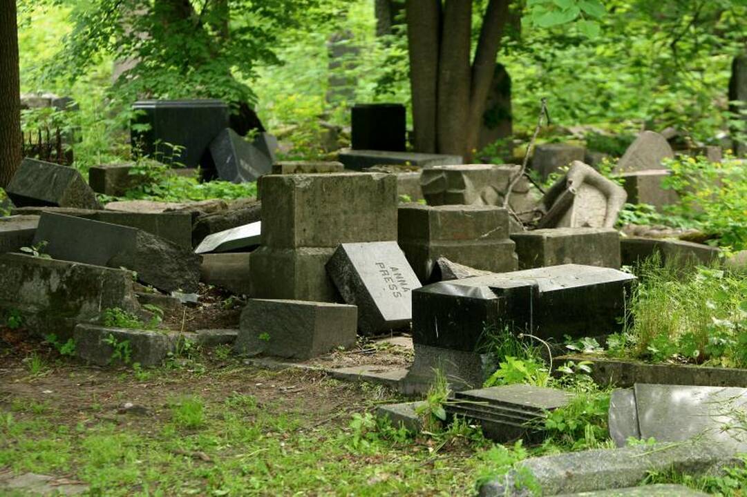 Apleistas žydų kapines pradėjo gelbėti nuo šiukšlių