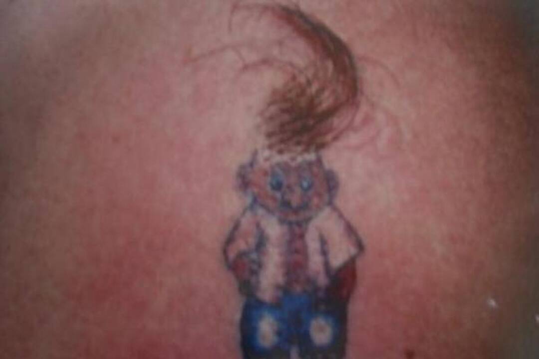 Kvailiausios pasaulio tatuiruotės sudėtos į vieną knygą