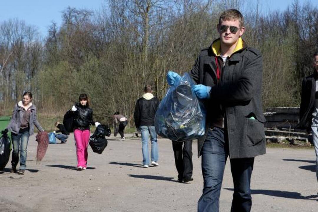 Miestiečiai entuziastingai švarino miestą (papildyta)