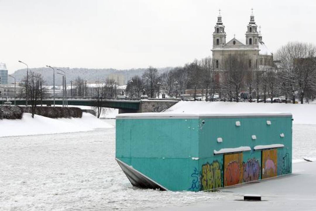 Neris Vilniuje pakilo 1,5 metro, ledai užklojo krantinę