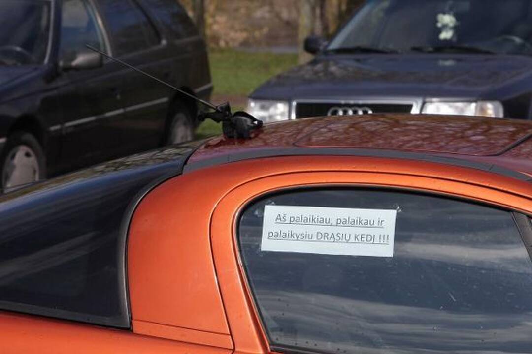 Automobilių kolona išlydint D.Kedį sudarė spūstis 