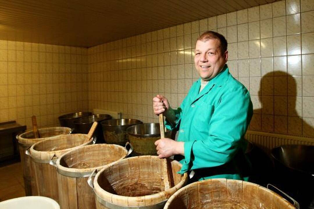 Gyvenimas kaime: kas geriau - laukti pašalpos ar statyti kaimui pirtį?
