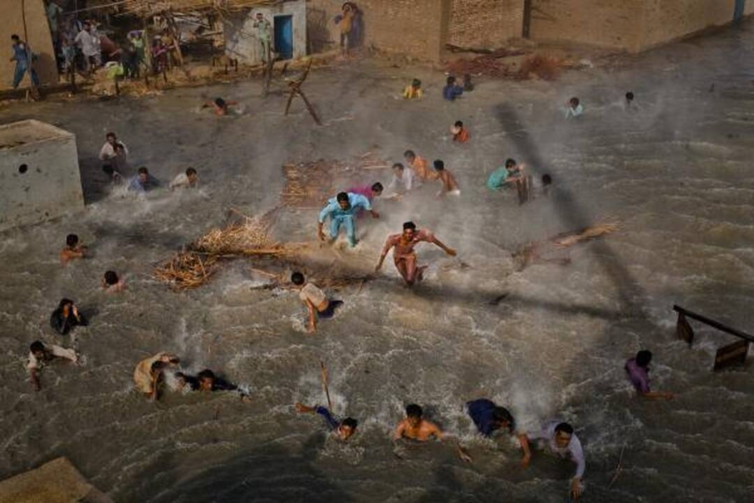 "World Press Photo" konkursą laimėjo nuo vyro smurto nukentėjusią afganę vaizduojanti nuotrauka