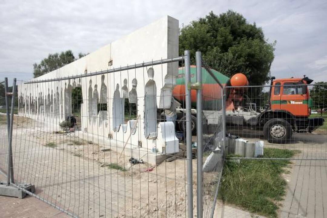 Vilniuje pradėta montuoti „Laisvės kelio“ skulptūra
