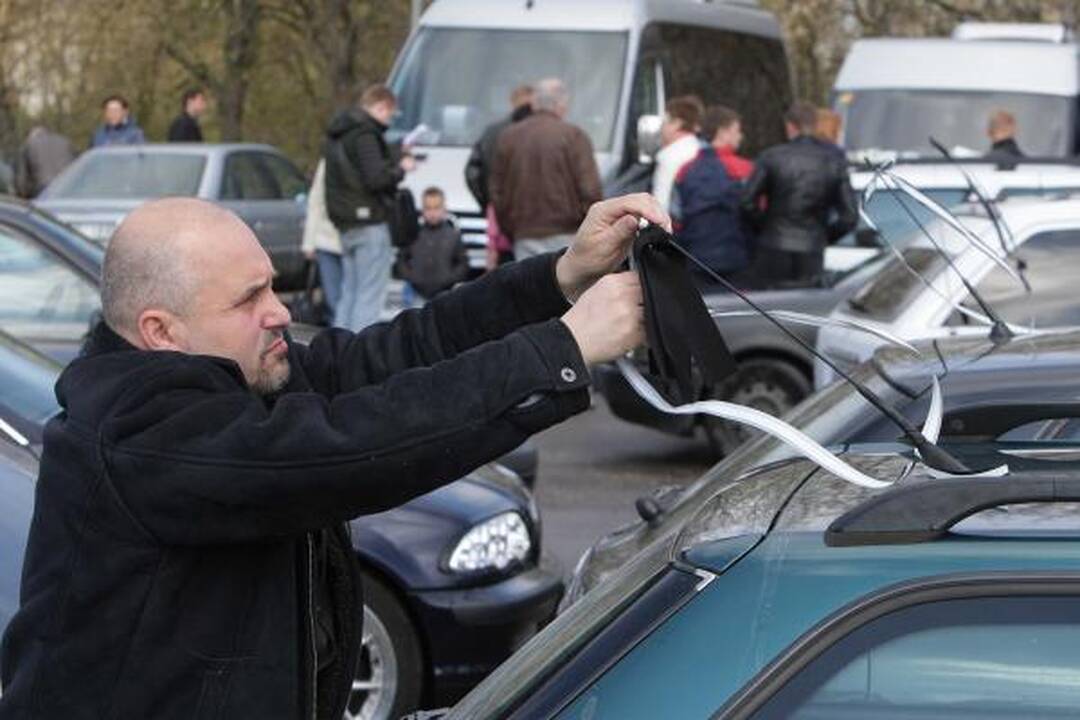 Automobilių kolona išlydint D.Kedį sudarė spūstis 
