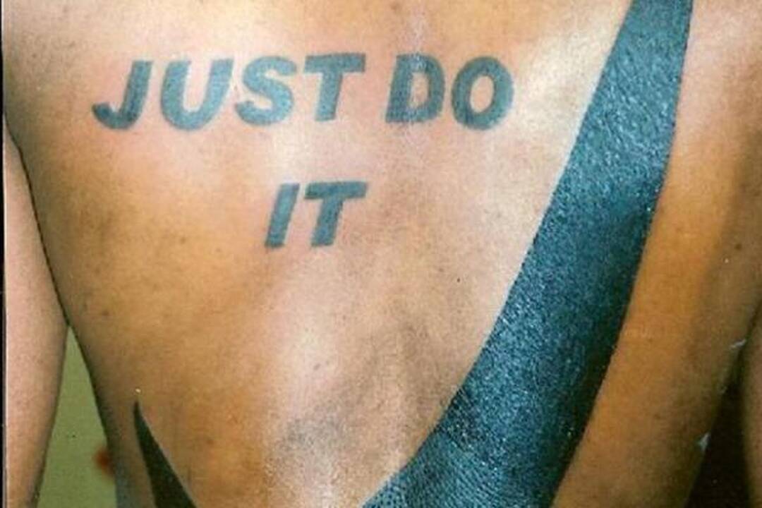 Kvailiausios pasaulio tatuiruotės sudėtos į vieną knygą
