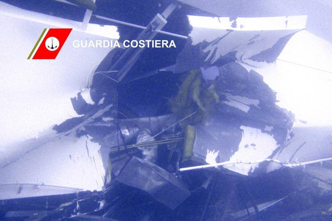 „Costa Concordia“ kapitonas pripažino pasukęs per vėlai