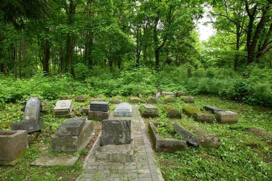 Apleistas žydų kapines pradėjo gelbėti nuo šiukšlių