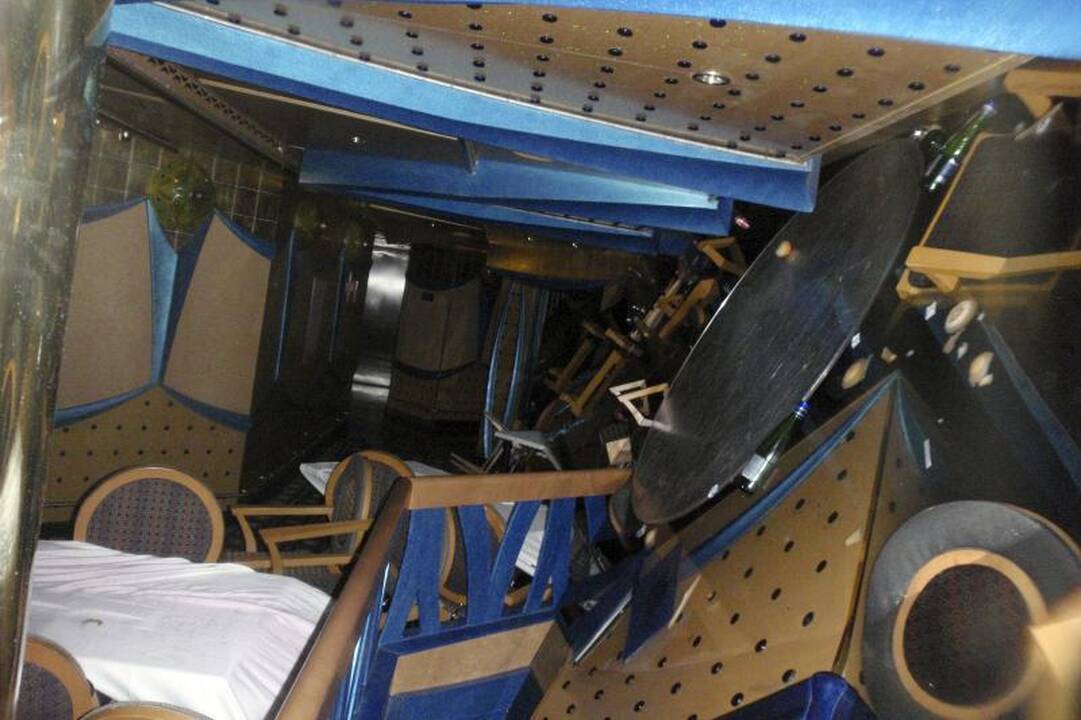 „Costa Concordia“ kapitonas pripažino pasukęs per vėlai