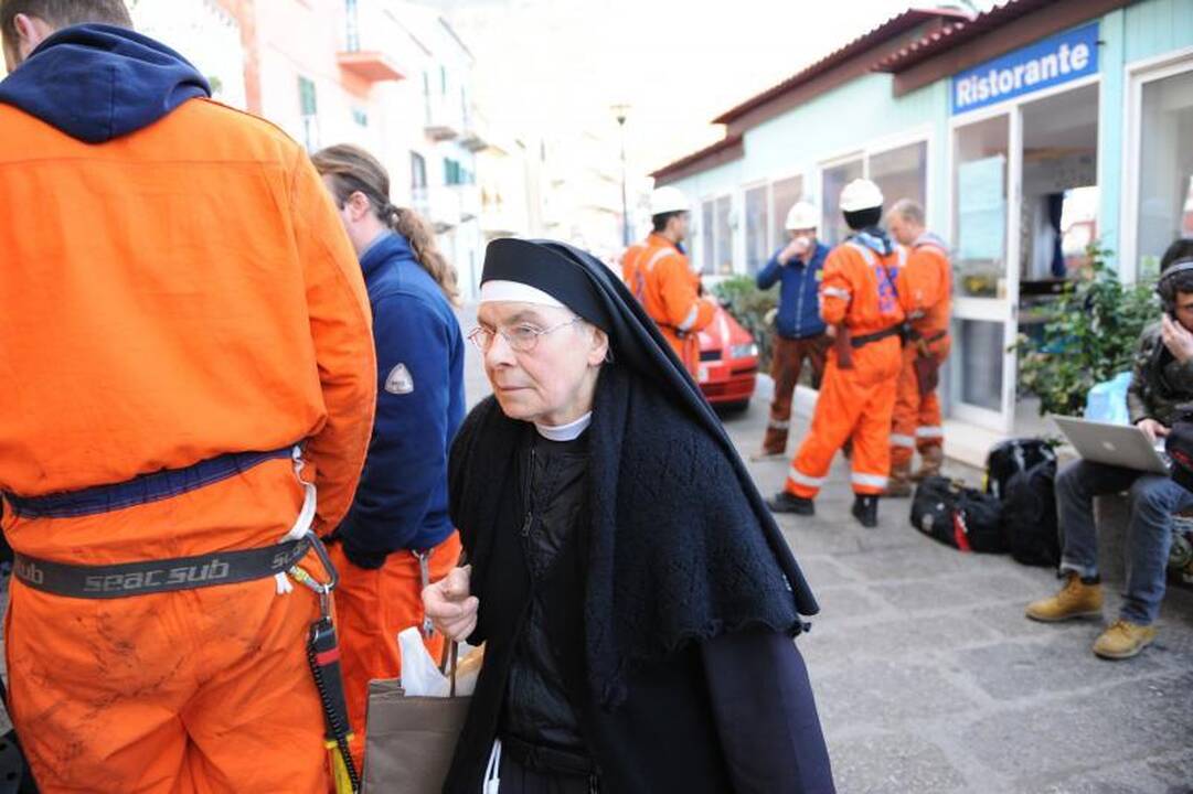 Narai tęsia iš apvirtusio kruizinio laivo dingusių žmonių paiešką