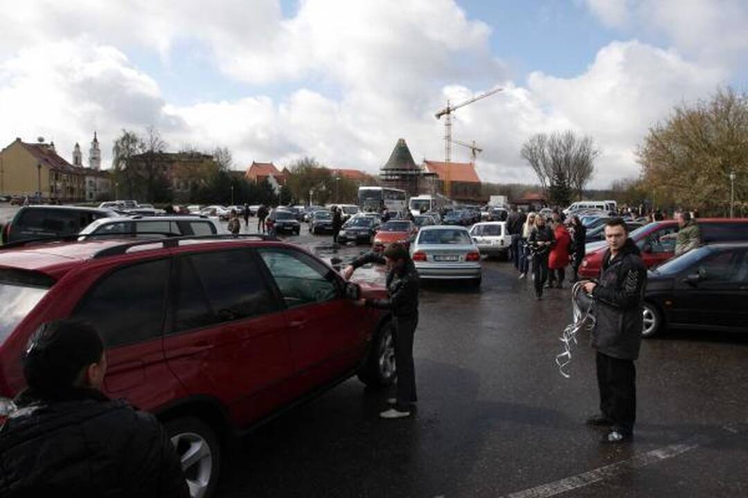 Automobilių kolona išlydint D.Kedį sudarė spūstis 
