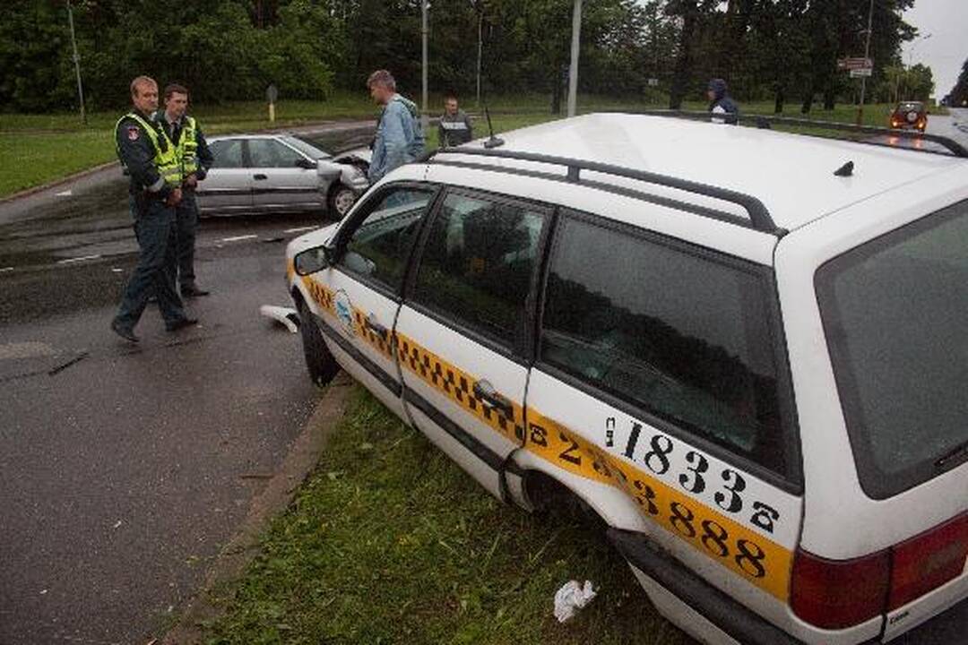 Vilniuje per avariją sunkiai nukentėjo taksi keleivė
