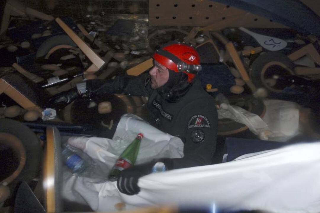 „Costa Concordia“ kapitonas pripažino pasukęs per vėlai