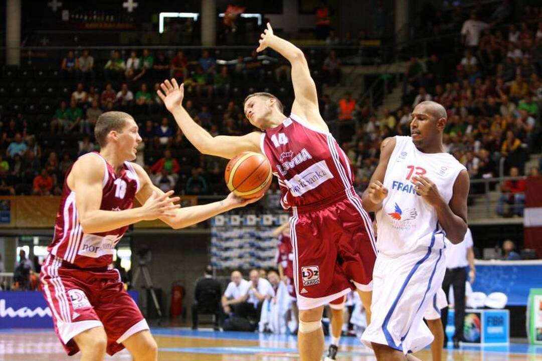 Užstrigusi latvių toliašaudė artilerija ir T.Parkerio benefisas