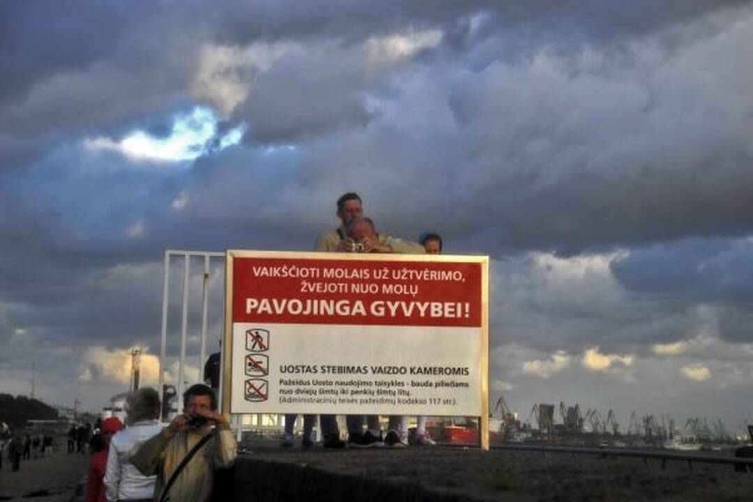 Audra pajūryje vertė medžius ir plovė pliažus (papildyta)